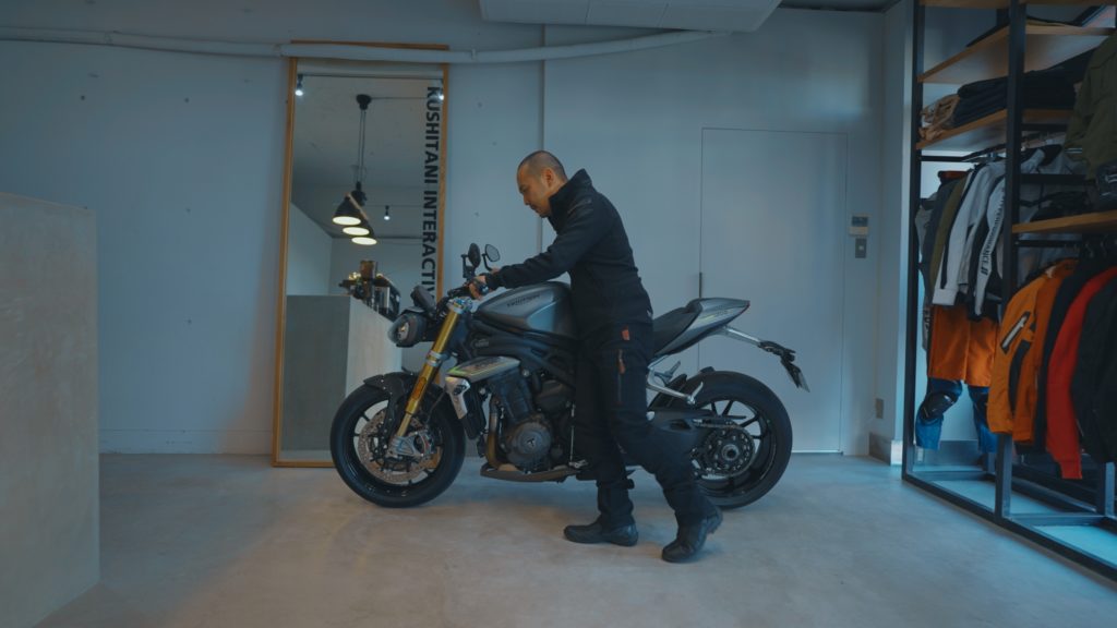 バイクを楽に押すための自分の立ち位置はここ