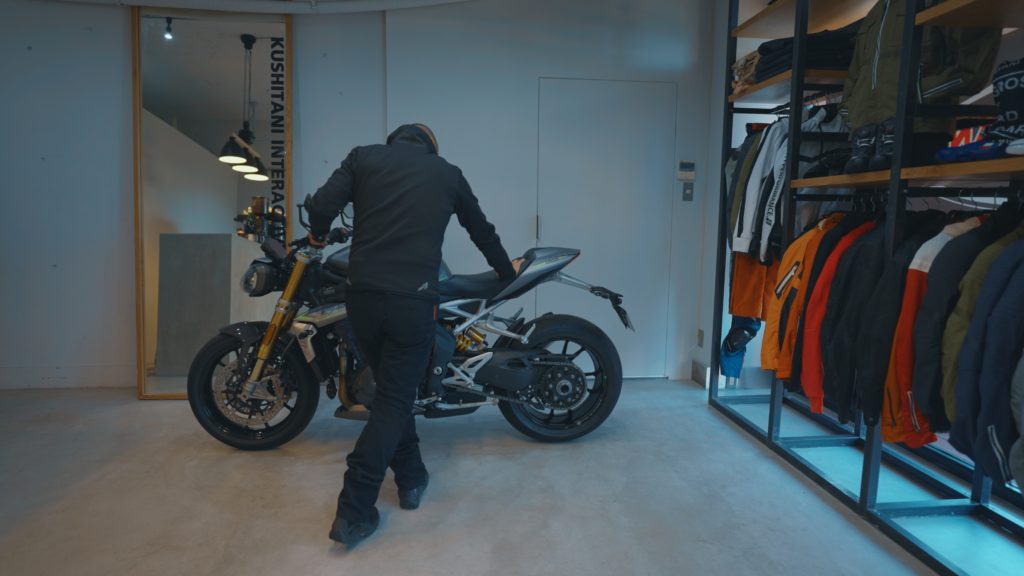 片手だけをバイクのハンドルに置いて取りまわす方法。実は意外と簡単！
