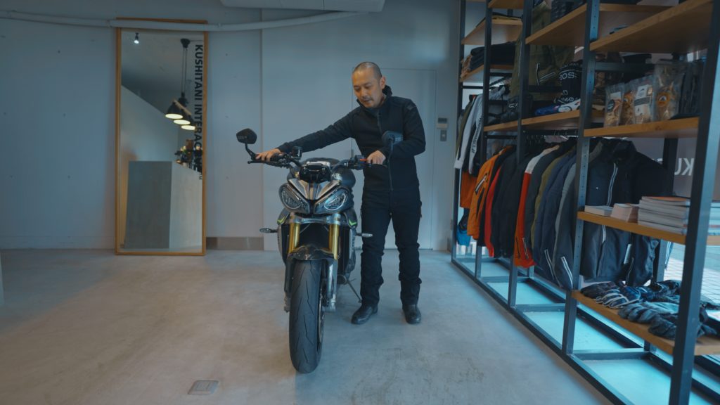 バイクは直立させると不安定になる！では、上手な取り回しの方法とは？