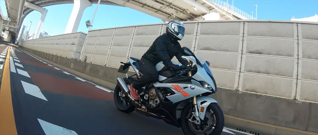 BMW1000RRのスペックと特徴をご紹介。走りは動画でご覧いただけます。