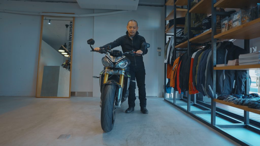 重い車体も軽く感じる、バイクの取り回しのコツとは