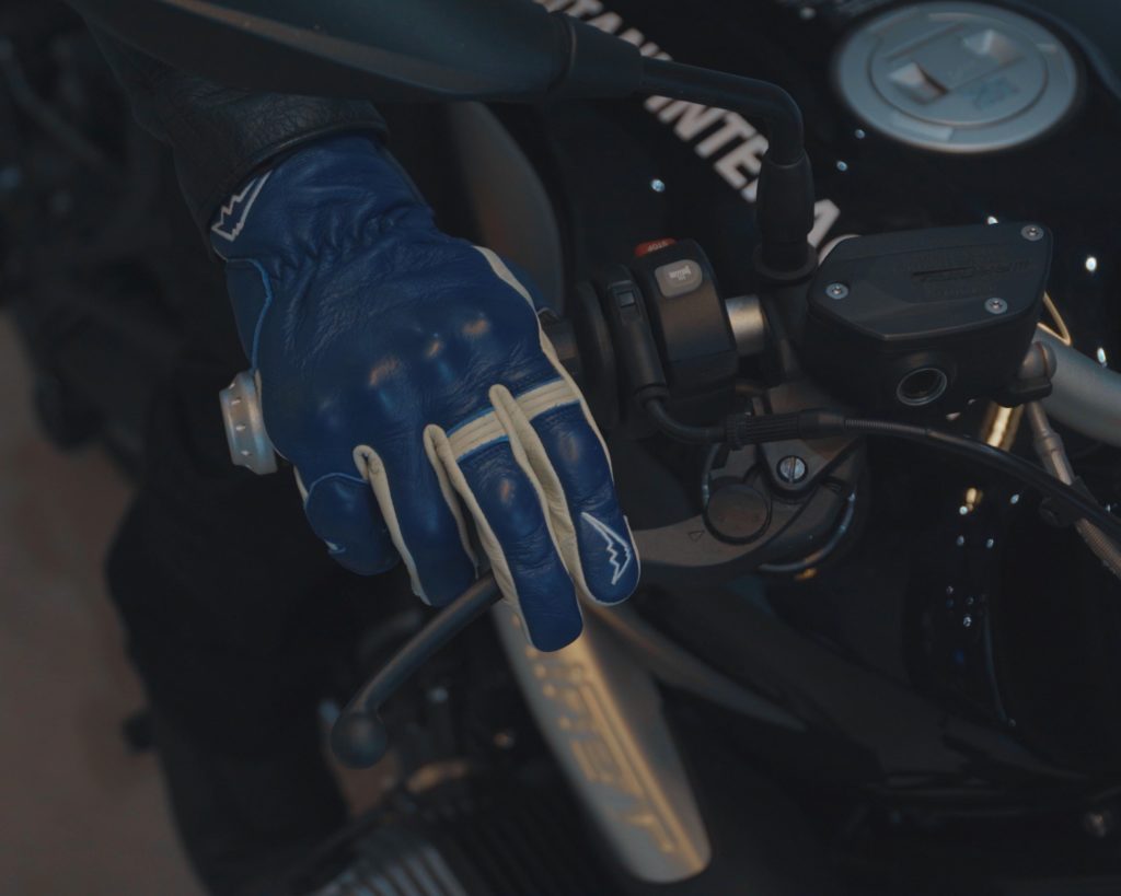 最適なバイクのブレーキレバーの位置とは