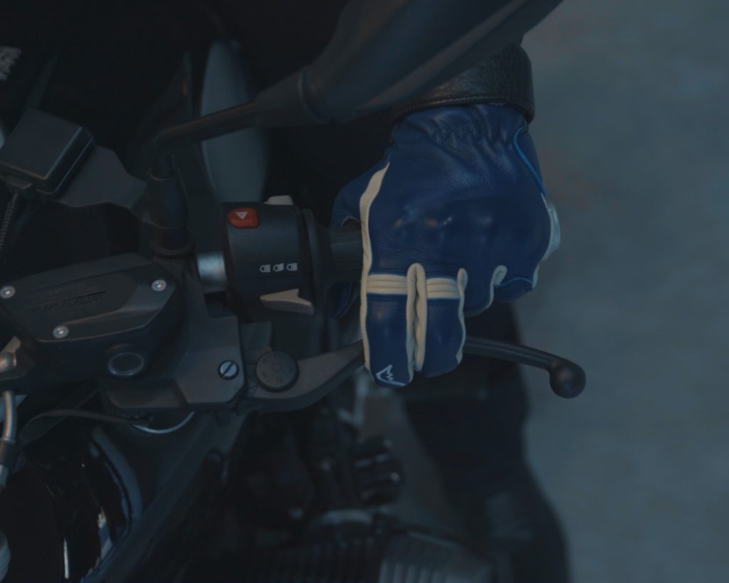 バイクのクラッチの握り方と正しい距離感