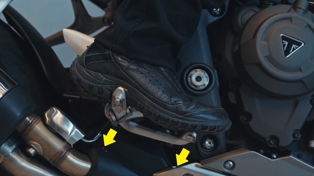 バイクのブレーキペダルを上手にコントロールするには足の置き方が大事