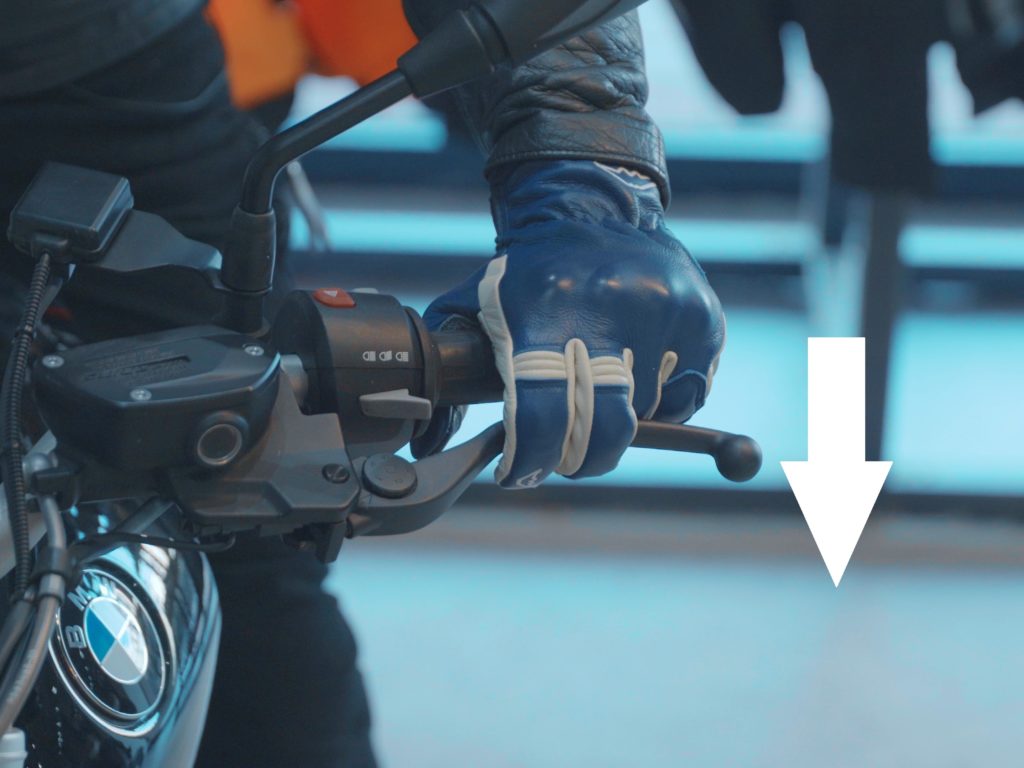 バイクをエンストさせれば、クラッチ操作が調整できるようになる