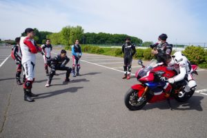 正しいライディング姿勢をインストラクターが丁寧に教えてくれます