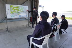 サーキット走行のポイントを丁寧に教わることができます