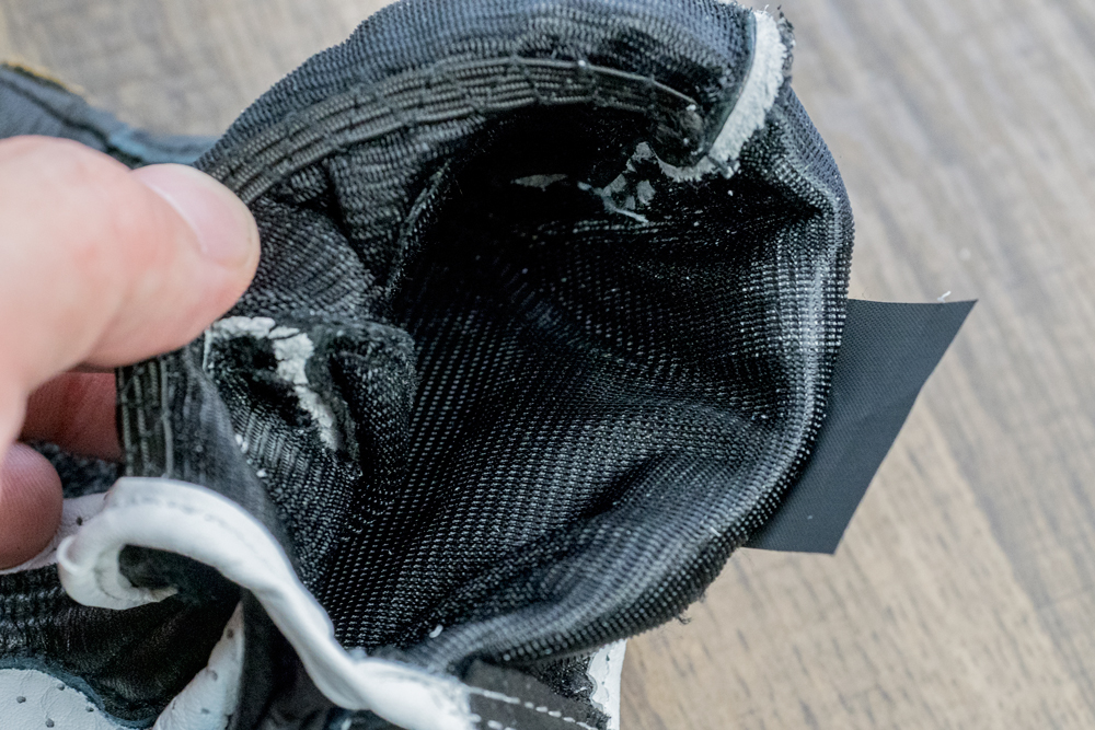 グローブの内側はさらりとした内装がついているので、汗をかいても快適に着脱可能