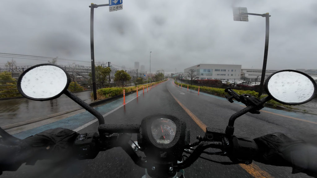 雨の中で防水性を検証しました