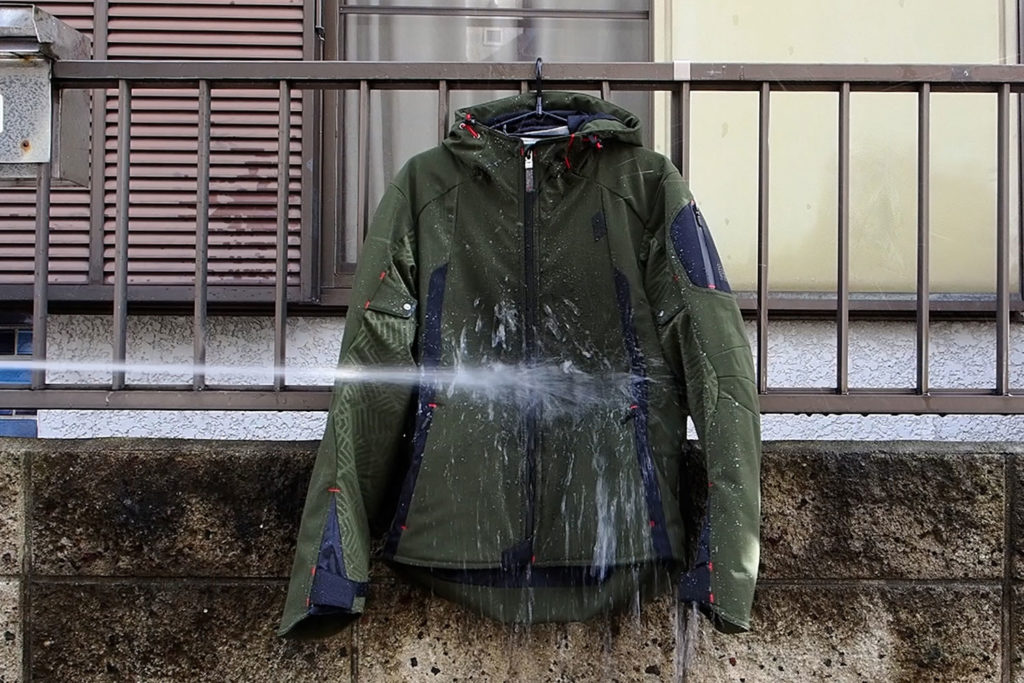 止水ファスナーめがけて水圧をかけてみる